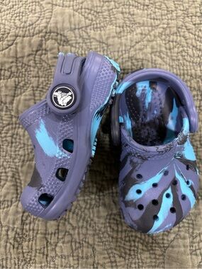 CROCS Kids Purple and Teal Swirl Clogs